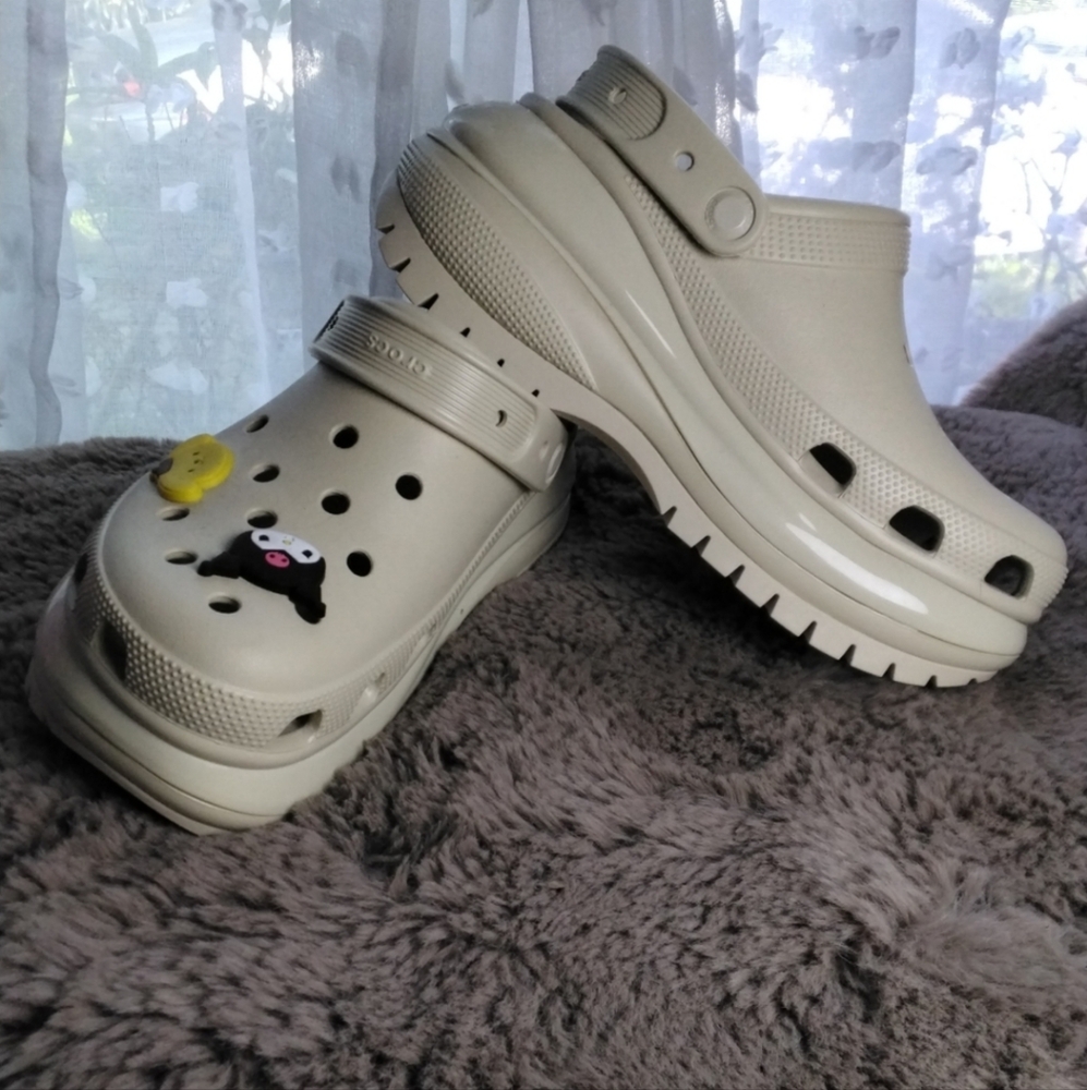 NWOT. CROCS. Mega Crush Clogs.‎ 8. Charms included. - Picture 4 of 4